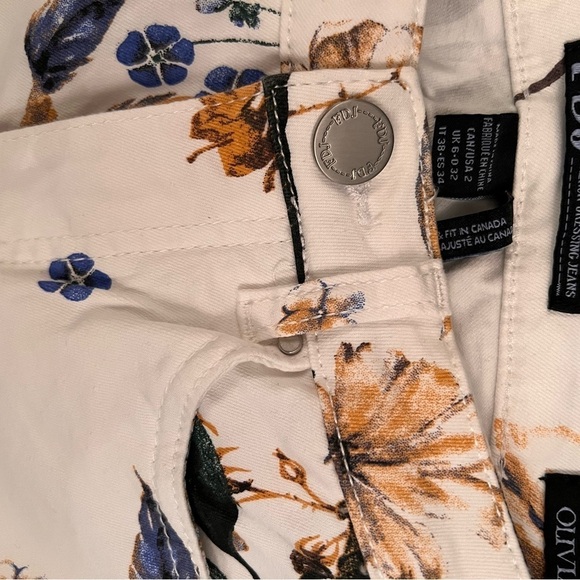 Nice worn twice, floral print woman’s jeans. Soft fabric, comfortable. - Picture 2 of 2